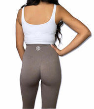 Load image into Gallery viewer, Seamless Brown Speckled Leggings
